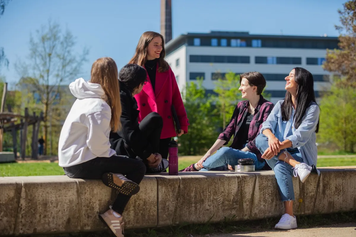 Studierende auf dem Campus der Uni Bamberg